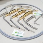 Tebbetts Style Retractor With Fiber Optic Light Guide and Suction Tube, With Teeth End, 18.5cm